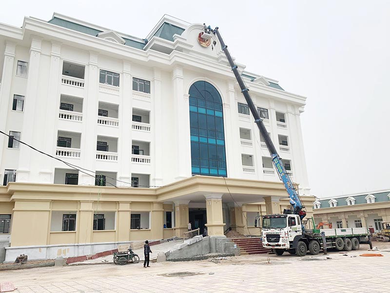 xe cẩu gắn giỏ nâng người sơn sửa toà nhà