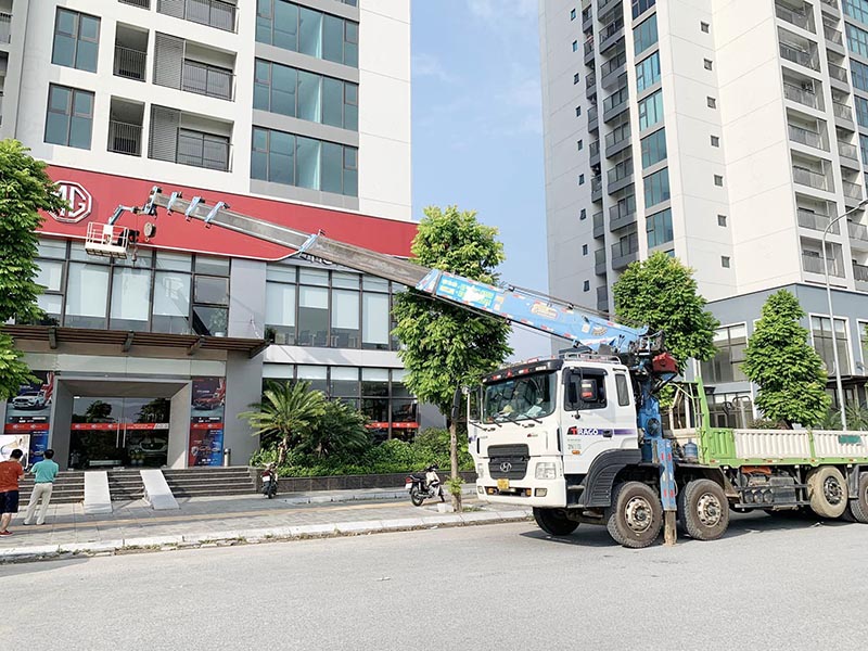 Xe cẩu thùng gắn giỏ nâng người sửa biển quảng cáo