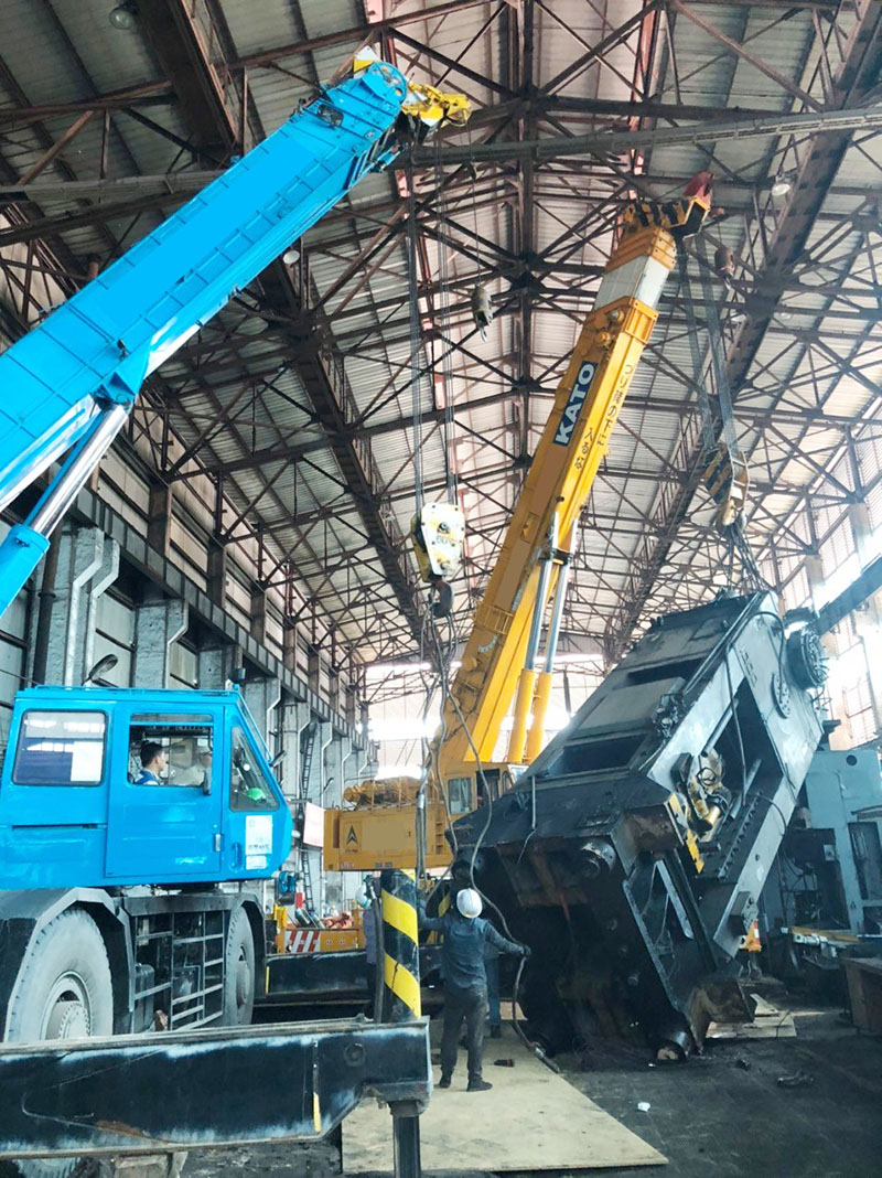 xe cẩu bánh lốp cẩu máy dập công nghiệp