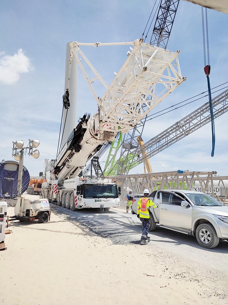xe cẩu bánh lốp di chuyển tới vị trí làm việc