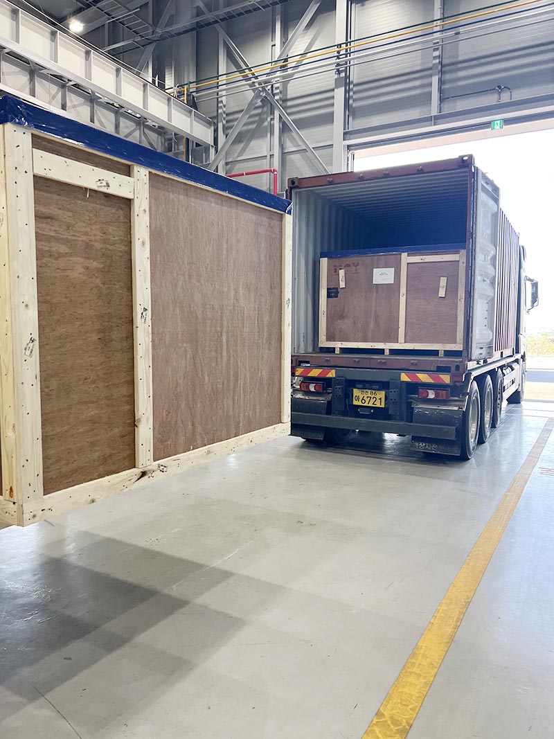 dùng xe nâng hàng để hạ kiện hàng từ container
