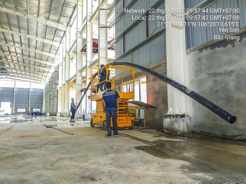 công nhân sử dụng xe nâng người cắt kéo 12 mét làm việc tại Bắc Giang