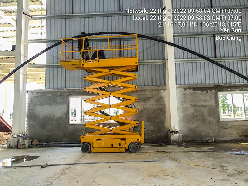 xe nâng người cắt kéo 14 mét làm việc tại Bắc Giang
