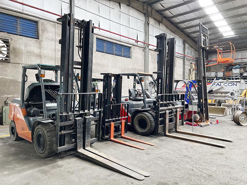 Xe nâng hàng tại kho máy MC Industries