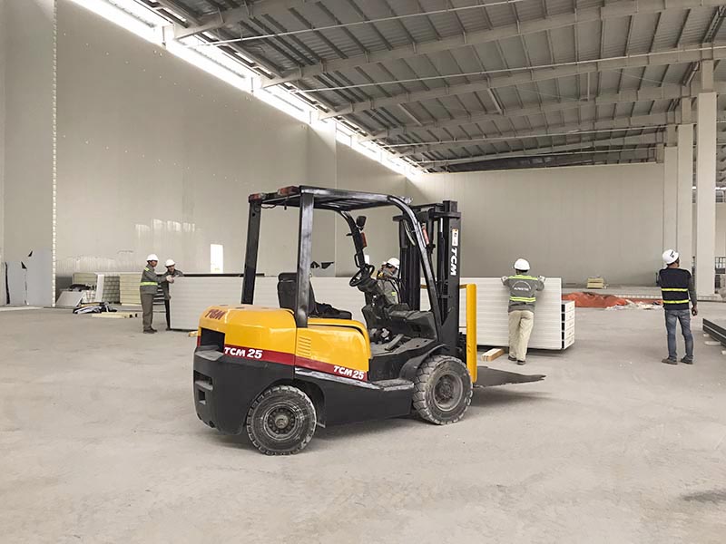 xe nâng hàng 2,5 tấn TCM