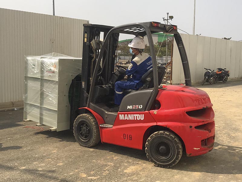 xe nâng hàng Manitou 2,5 tấn