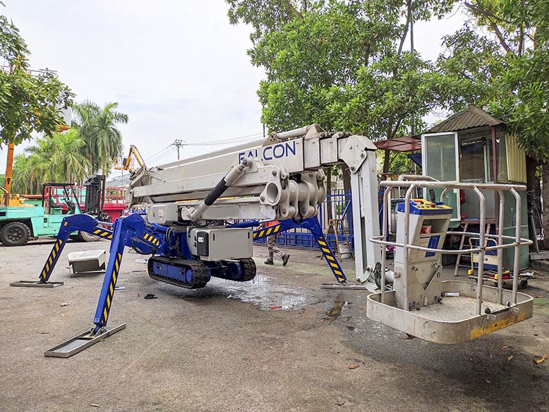 xe nâng người chân nhện 32m làm việc