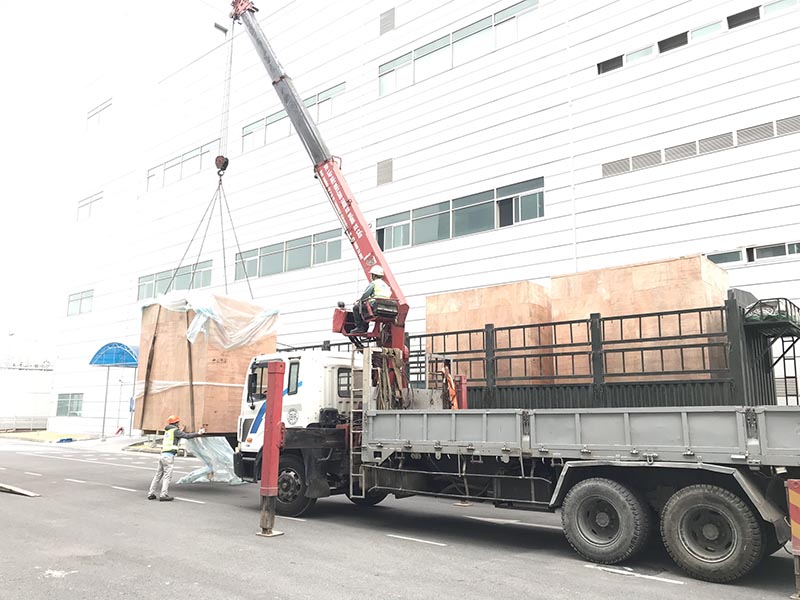 xe cẩu thùng vận chuyển thiết bị công nghiệp