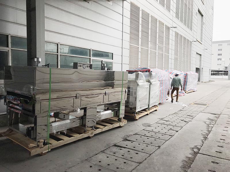 máy móc thiết bị được đưa vào vị trí tập kết trong khuân viên nhà máy