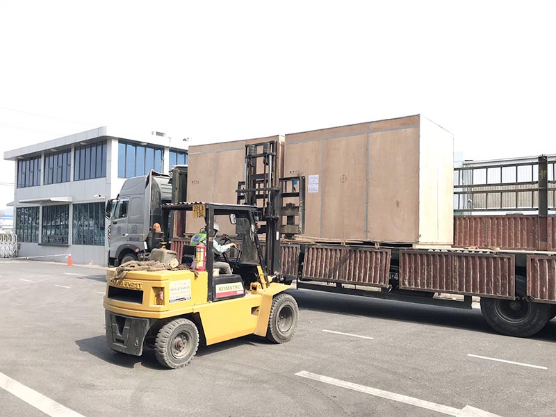 xe nâng di chuyển thùng hàng lên xe vận tải