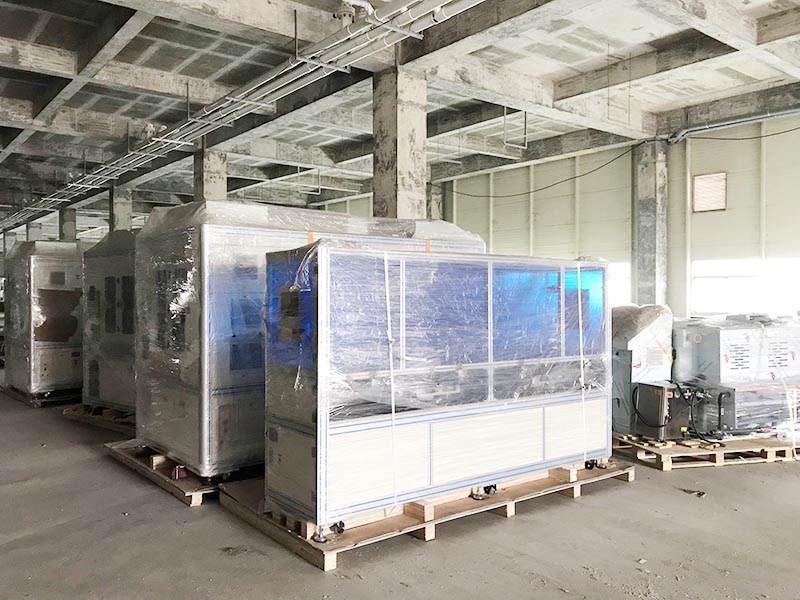 thiết bị máy công nghiệp được tập kết tại tầng 1 của nhà máy