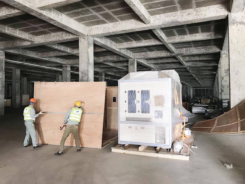 công nhân tiến hành đóng thùng thiết bị máy công nghiệp để vận chuyển