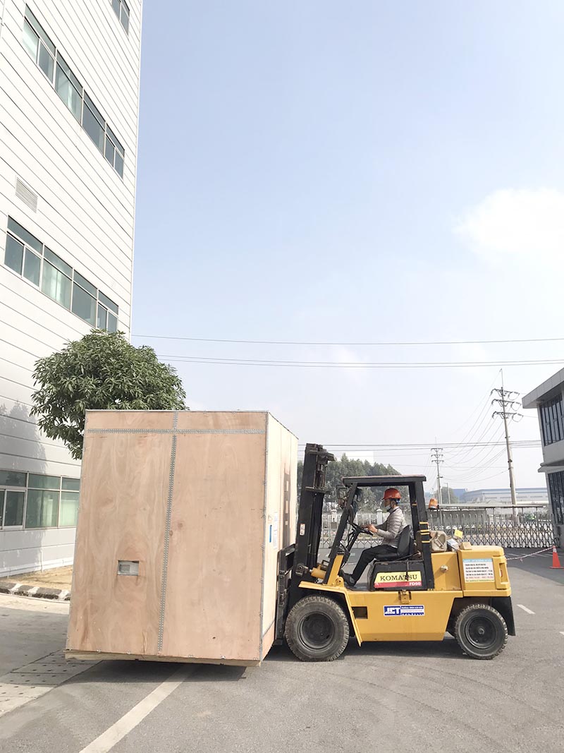 xe nâng di chuyển thùng hàng nặng 4 tấn