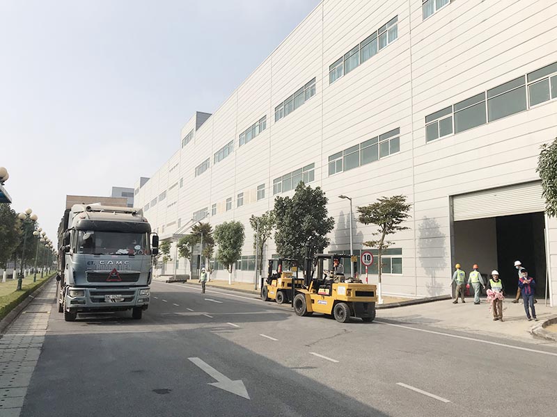 xe nâng hàng tại nhà máy