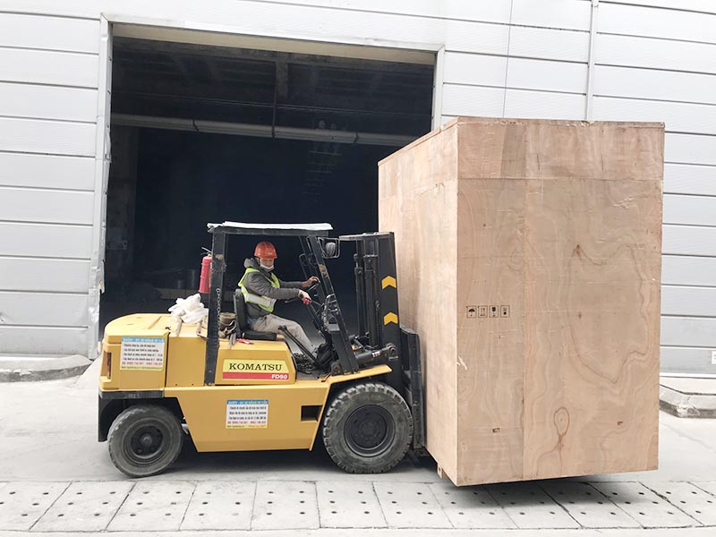 xe nâng hàng 5 tấn di chuyển hàng hoá