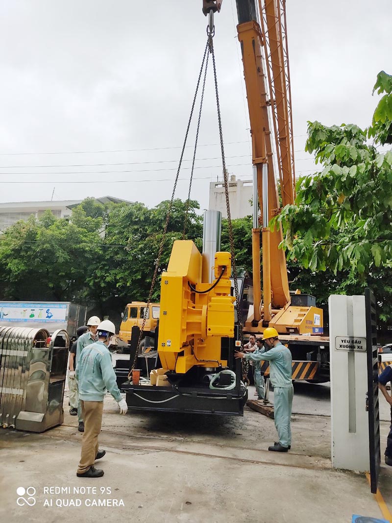 xe cẩu bánh lốp cẩu máy dập công nghiệp vào nhà máy