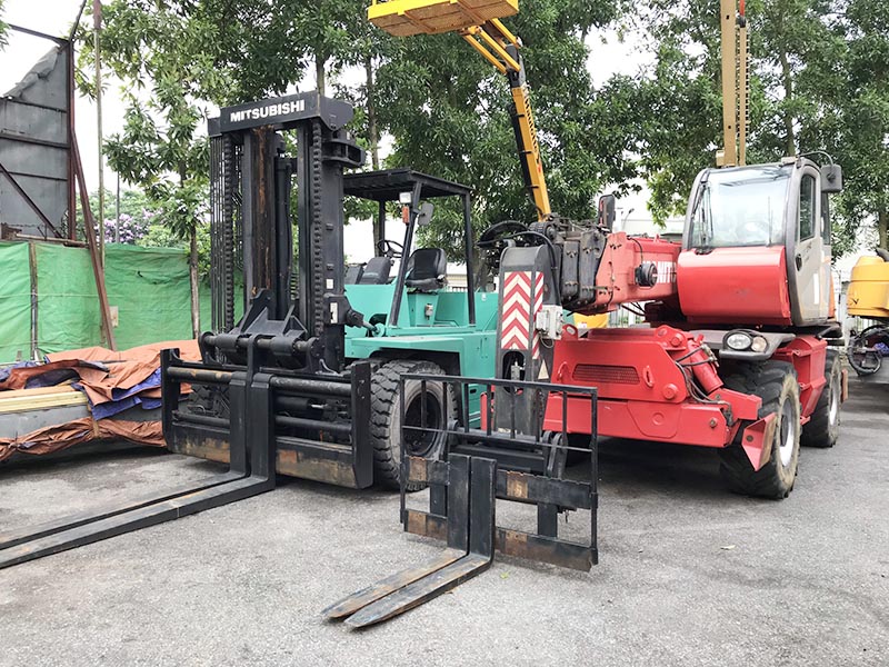 xe nâng hàng 10 tấn Mitsubishi và xe nâng hàng đa năng Manitou