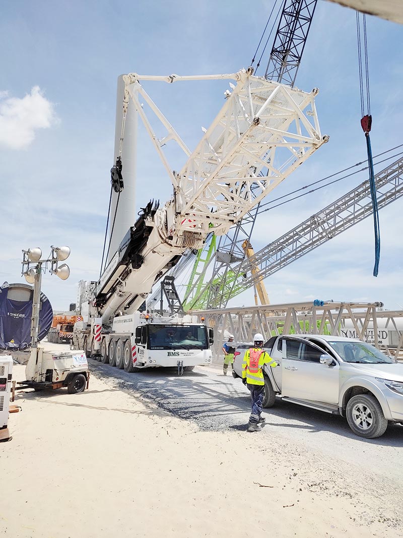 xe cẩu bánh lốp và xe cẩu bánh xích của MC Industries di chuyển đến vị trí dự án điện gió