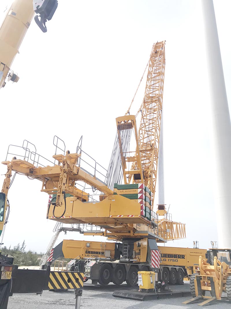 xe cẩu bánh lốp liebherr 750 tấn lắp đặt trụ điện gió