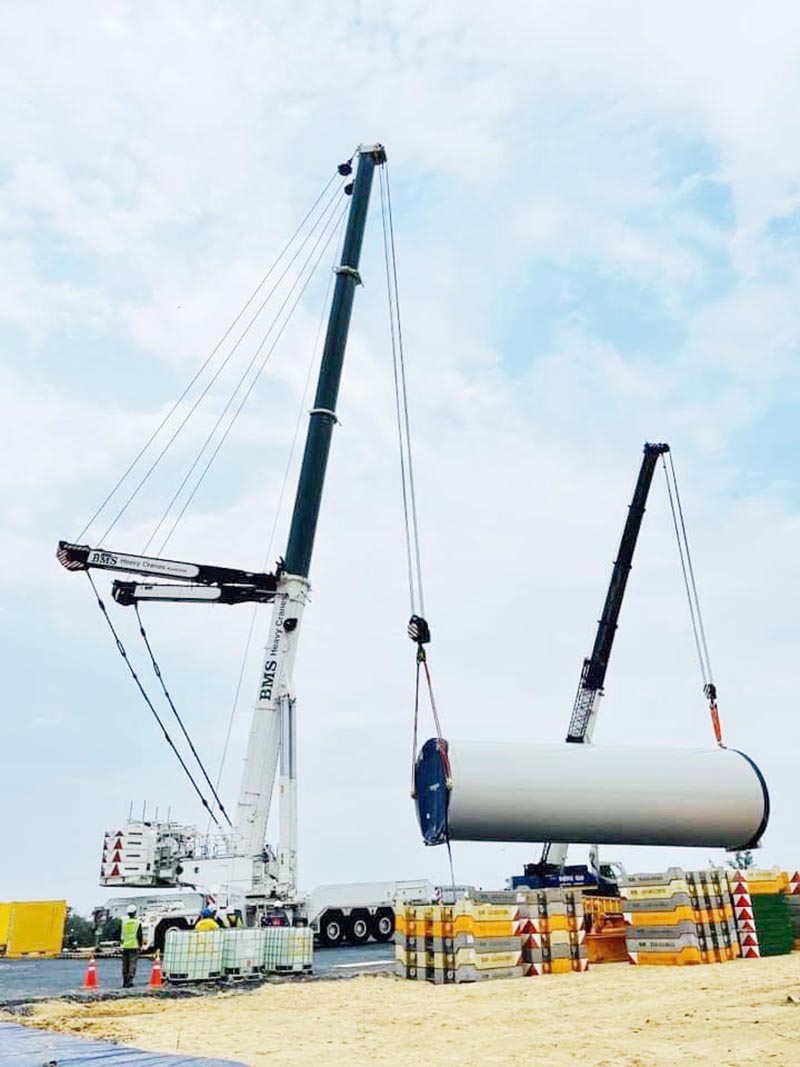 xe cẩu bánh lốp cẩu trụ điện gió