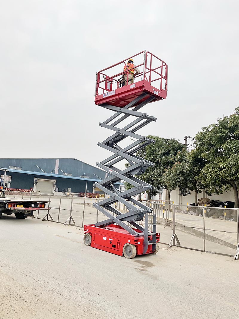 công nhân vận hành xe nâng người cắt kéo 14 mét làm việc