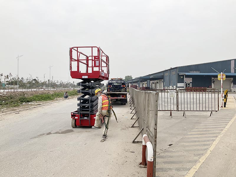 công nhân trang bị dây đai an toàn khi vận hành xe nâng người