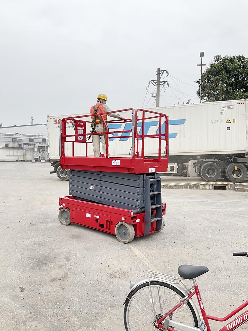 công nhân vận hành xe nâng người 14 mét làm việc JCPT 1412
