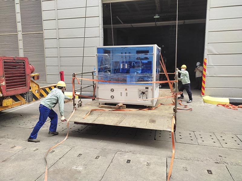 cẩu thiết bị công nghiệp lên tầng cao của nhà máy thằng sạp cẩu chuyên dụng