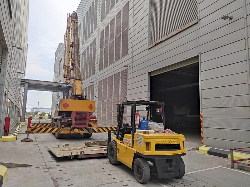 xe nâng hàng và xe cẩu bánh lốp 