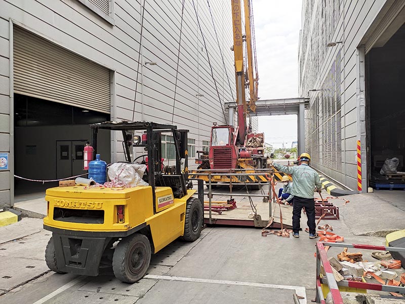 xe nâng hàng kết hợp xe cẩu nâng máy công nghiệp lên cao