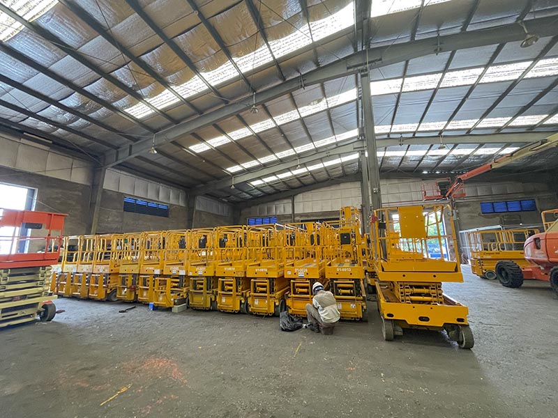 xe nâng người cắt kéo Haulotte
