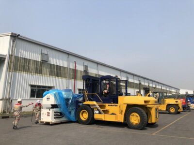 Xe nâng hàng 25 tấn Komatsu FD250