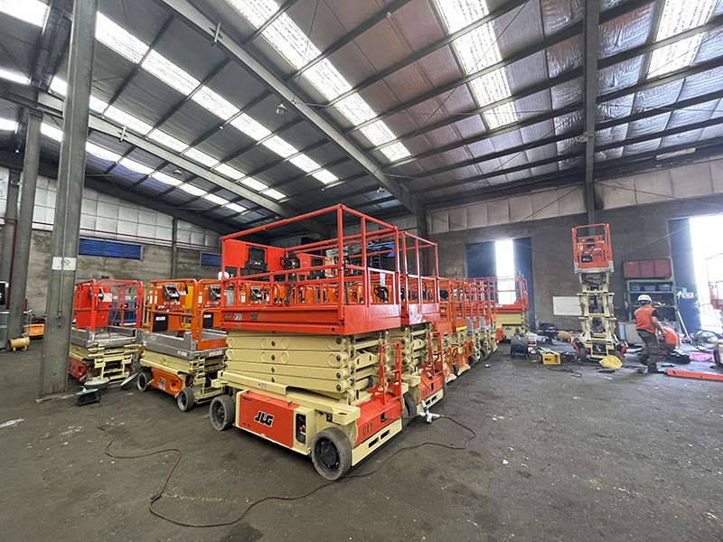 kỹ thuật bảo dưỡng xe nâng người cắt kéo tại kho máy của MC Industries