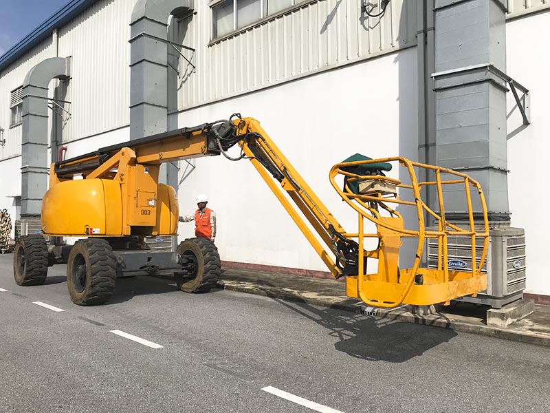 xe nâng người boomlift 20 mét làm việc tại nhà máy