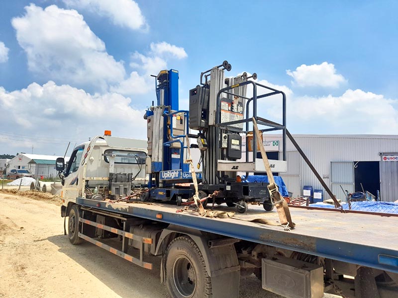 vận chuyển xe nâng người lên thẳng bằng xe trượt sàn