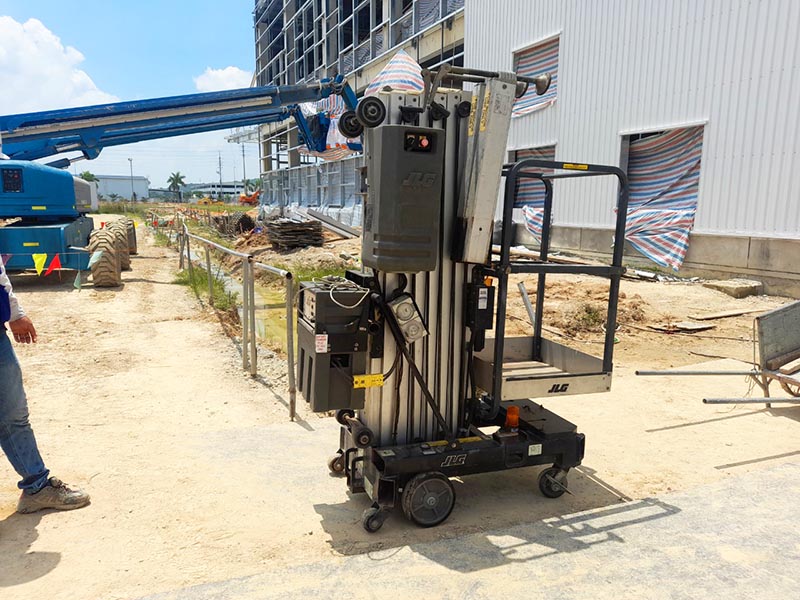 xe nâng người lên thẳng 11m làm việc