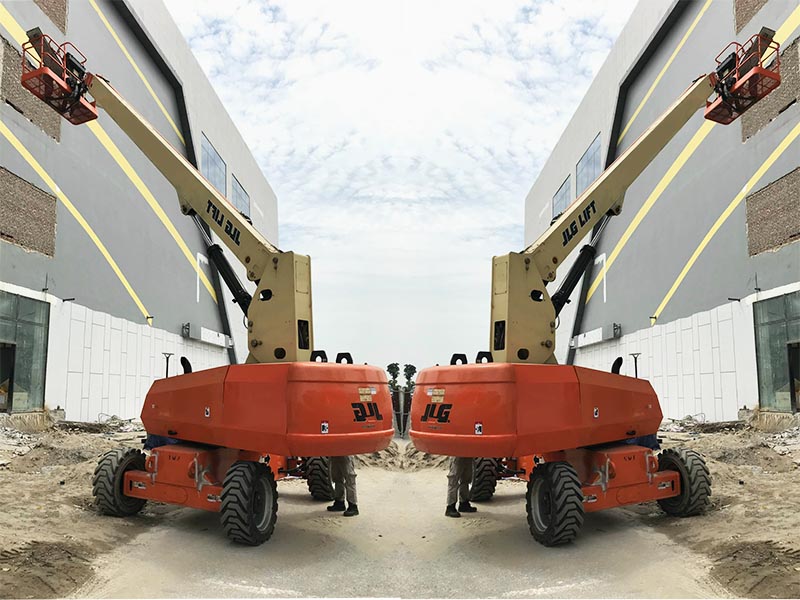 công nhân vận hành xe nâng người boomlift làm việc tại công trường xây dựng