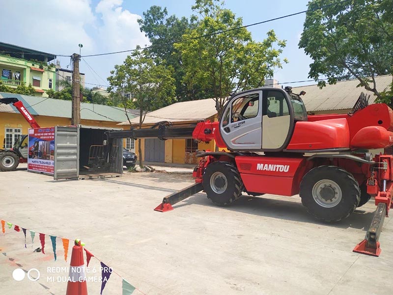xe nâng hàng đa năng Manitou 21m làm việc
