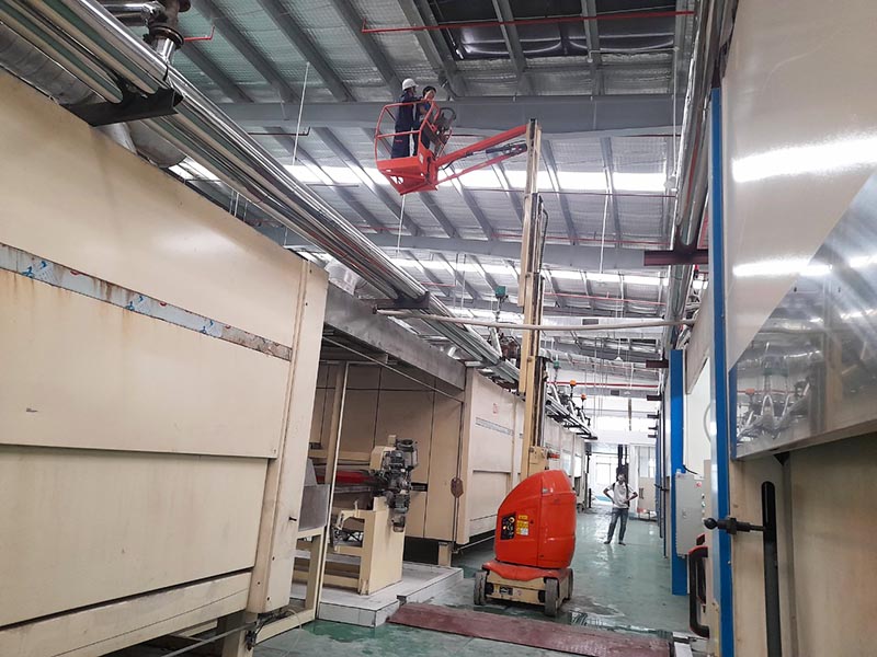 xe nâng người thi công sửa trần nhà máy