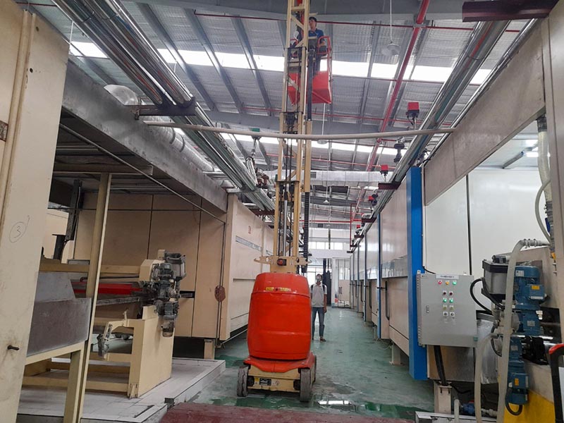 xe nâng người Toucan 10E làm việc trong nhà máy