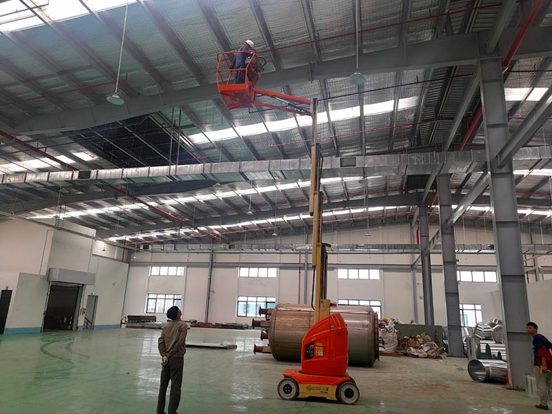 công nhân điều khiển xe nâng người 10m làm việc trên cao