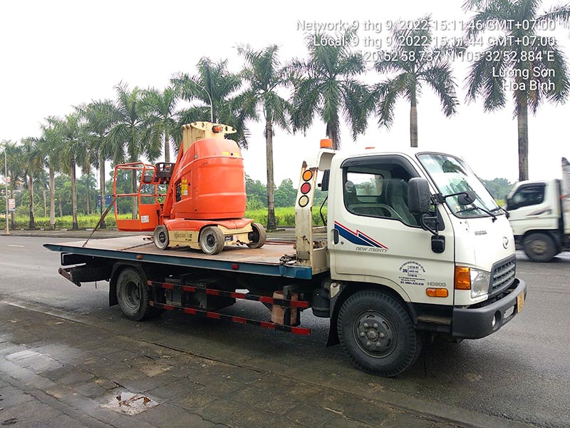 vận chuyển xe nâng người 10m bằng xe vận tải trượt sàn