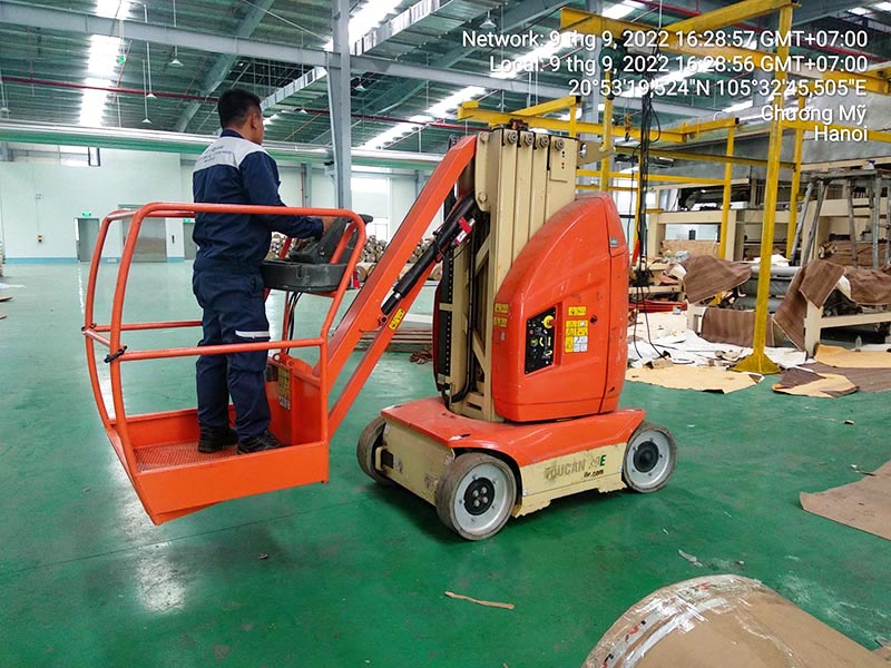 di chuyển xe nâng người 10m vào vị trí làm việc trong nhà máy