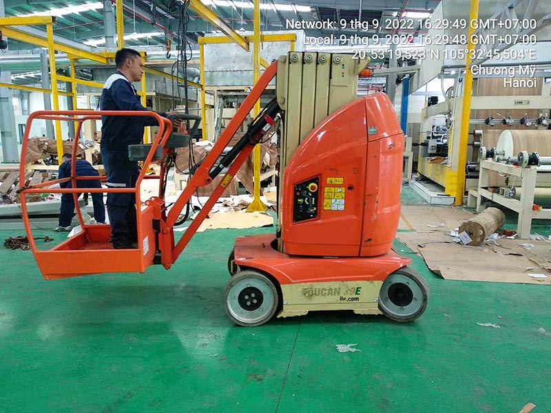 công nhân vận hành xe nâng người Toucan di chuyển trong nhà máy