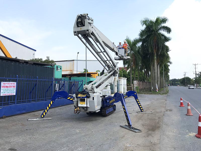 xe nâng người chân nhện 32m làm việc