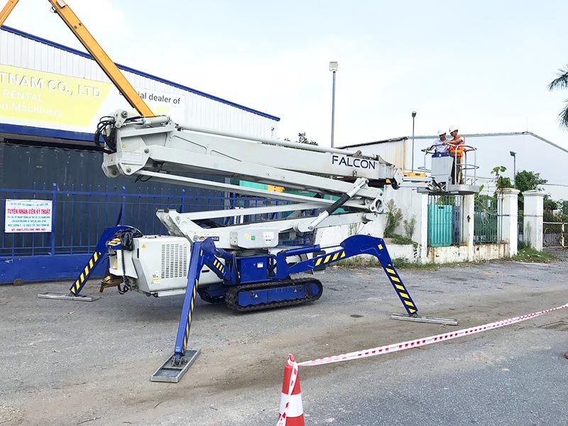 xe nâng người chân nhện 32 mét làm việc