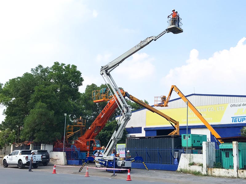 xe nâng người chân nhện 32 mét làm việc