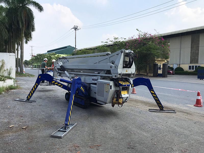 xe nâng người chân nhện 32m làm việc