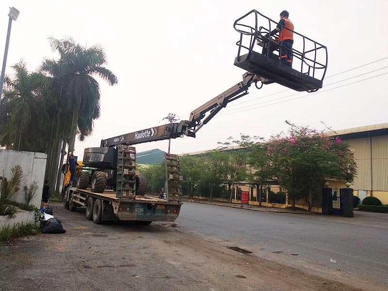 kỹ thuật lái xe nâng người boomlift lên xe vận chuyển tại Bắc Ninh
