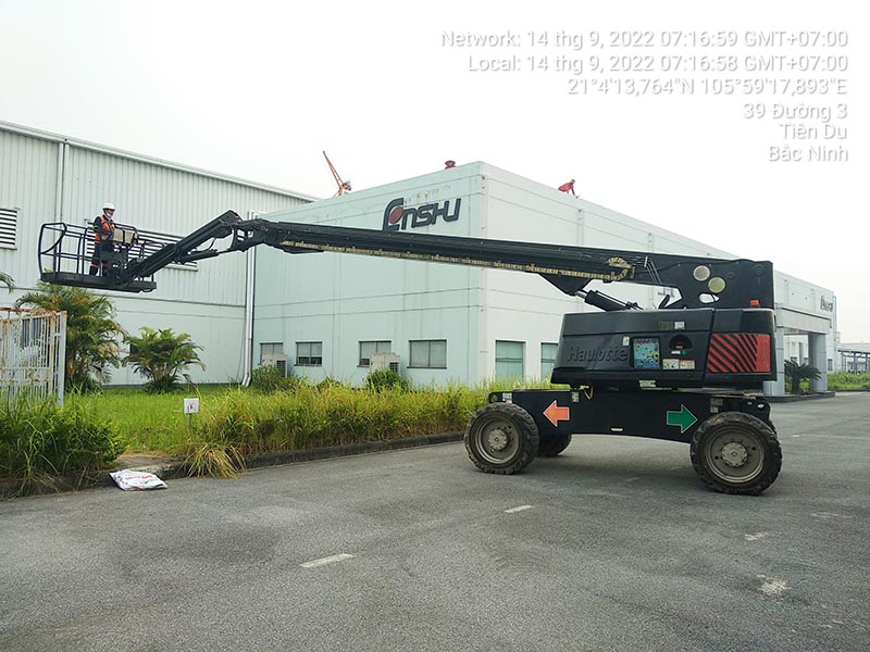 MC Industries cho thuê xe nâng người boomlift cần thẳng 28 mét làm việc tại Tiên Du, Bắc Ninh
